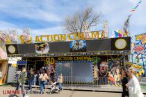 Kirmes Köln-Deutz Frühling 2023 - Bilder - Im 9D-Kino geht eine wilde virtuelle Fahrt ab. • © ummet-eck.de - Silke Schön