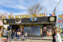 Kirmes Köln-Deutz Frühling 2023 - Bilder - Im 9D-Kino geht eine wilde virtuelle Fahrt ab. • © ummet-eck.de - Silke Schön