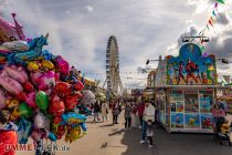 Kirmes Köln Frühling 2023 - Bilder - Blick mit Riesenrad. • © ummet-eck.de - Christian Schön