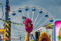 Sprödentalkirmes Frühjahr 2023 - Krefeld - Riesenrad - Im Hintergrund der Ostseestern 2, geziert mit einem Blümschen von der Familienachterbahn. • © ummet-eck.de - Schön