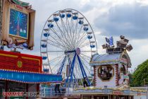 Sprödentalkirmes Frühjahr 2023 - Krefeld - Bilder - Im Hintergrund das Riesenrad, im Vordergrund der Eingangsbereich zum Jules Verne Tower. • © ummet-eck.de - Schön