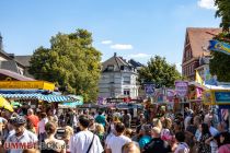 Andrang auf dem Kirmesplatz - Und in die andere Richtung über den Konrad-Adenauer-Platz. • © ummet-eck.de / christian schön