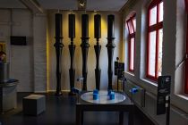Was siehst Du? Fünf schwarze Säulen oder Figuren mit Gesichtern dazwischen? Das Karyatiden-Experiment in der Phänomenta. • © ummeteck.de - Christian Schön