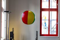 Experimente Phänomenta Lüdenscheid - Der Luftball. Warum fliegt er nicht vom Gebläse weg? Und was passiert, wenn Du den Luftstrom veränderst? • © ummeteck.de - Christian Schön