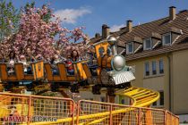 Frühjahrskirmes 2023 - Hattingen - Achterbahn - Und die Achterbahn Silbermine vor frühlingshaftem Hintergrund. • © ummet-eck.de - Schön