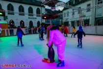 Auf dem Alten Markt sorgt die Eisbahn für viel Spaß. Ein Schlittschuhverleih war vor Ort.  • © 