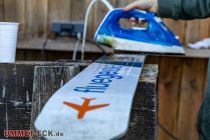 Finale der 40. Nord-Westdeutschen Mattenschanzentour - Meinerzhagen - Die Skier werden gewachst und vorbereitet. • © ummeteck.de - Silke Schön