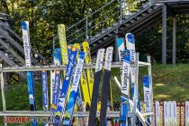 Skispringen in Meinerzhagen - Die langen Skier warten auf ihren Einsatz. • © ummeteck.de - Silke Schön