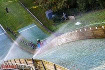 Skispringen in Meinerzhagen - Es geht weiter auf der mittleren Schanze, der K37. Ohne Bewässerung geht es nicht.  • © ummeteck.de - Silke Schön