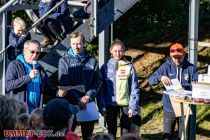 Pokalträger - Links am Mikro: Holger Kappes (Wettkampfleiter), rechts daneben Matthias Kappes (Trainer in Meinerzhagen), rechts davon Maike Tyralla (erfolgreiche Springerin aus Meinerzhagen) und ganz rechts Jörg Pietschmann (Trainer in Willingen). • © ummeteck.de - Silke Schön