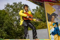 Musik Express (Baier) - Fahrgeschäft - Bilder 2023 - Falls ihn jemand nicht erkennt: Das ist Elvis.  • © ummet-eck.de / kirmesecke.de