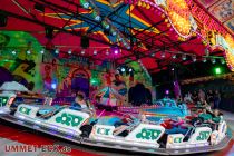 Musik-Express (Meinecke) - Fahrgeschäft - Bilder 2023 - Hier haben wir den Musik-Express auf dem Bürgermarkt 2023 in Wittmund gesehen. • © ummet-eck.de - Silke Schön