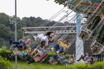 Kettenflieger - Einen Kettenflieger gibt es auch auf der Mega Kirmes. Er kommt vom lokalen Schausteller Fuhrmann. • © ummet-eck.de / christian schön