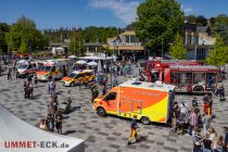 1. Meinerzhagener Blaulichttag 2023 - Bilder - Hier präsentieren sich der unter anderem der Löschzug Meinerzhagen, Löschgruppen und die Jugendfeuerwehr, dazu Feuerwehreinheiten aus dem Katastrophenschutz, DRK, Rettungsdienst und die Polizei.  • © ummet-eck.de - Christian Schön