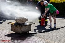 1. Meinerzhagener Blaulichttag 2023 - Bilder - ... als auch Groß -hier mit dem Feuerlöscher- gelernt sein. • © ummet-eck.de - Christian Schön