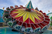 Herbstkirmes 2023 - Meinerzhagen - Bilder - Nochmal der Hully Gully, der auch abends toll aussieht. • © ummet-eck.de - Schön