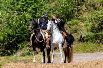 Elspe Festival 2023: Unter Geiern - Bilder - Der Häuptling hat auch mit Weller, dem Mormonen (Sebastian Kolb), ein Hühnchen zu rupfen. • © ummet-eck.de - Silke Schön