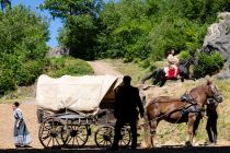 Elspe Festival 2023: Unter Geiern - Bilder - Im Vordergrund Old Shatterhand und hinten reitet Winnetou. Versprochen, beim nächsten Bild kommt die große Explosion! • © ummet-eck.de - Silke Schön