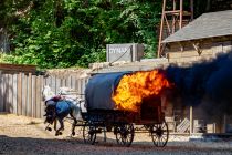 Elspe Festival 2023: Unter Geiern - Bilder - Eine brennende Kutsche! Platz genug gibt es auf der 100 Meter langen Naturbühne. • © ummet-eck.de - Silke Schön