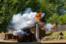 Elspe Festival 2023: Unter Geiern - Bilder - Explosion - Zum Ende der Show kommt wie Pyrotechnik zum Einsatz, die Stephan Kieper gekonnt in Szene setzt. • © ummet-eck.de - Silke Schön