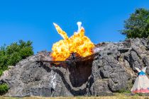 Elspe Festival 2023: Unter Geiern - Bilder - Explosion - In 2023 besonders aufwändig ist die Explosion auf dem großen Felsen. • © ummet-eck.de - Silke Schön