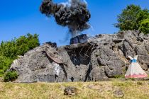 Elspe Festival 2023: Unter Geiern - Bilder - Explosion - Die Hängebrücke stürzt ein und zieht einen der Geier in den Abgrund. • © ummet-eck.de - Silke Schön