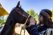 Elspe Festival 2023: Unter Geiern - Bilder - Shiba-bigk - Shiba-bigk alias Tim Forssman mit seinem Pferd. • © ummet-eck.de - Silke Schön