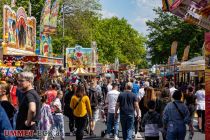 Frühkirmes 2023 - Mönchengladbach-Rheydt - Gracht - Die Kirmes ist ein wenig "unterbrochen". Vom Marktplatz sind es nur wenige Meter bis zur Straße "Gracht". Dort stehen viele weitere Fahrgeschäfte und Stände. • © ummet-eck.de - Schön