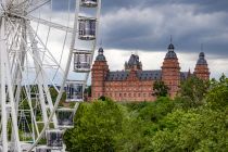 Movie Star 2 (Landwermann-Henschel) - Riesenrad - Bilder 2023 - Hier im Hintergrund das Schloss Johannisburg in Aschaffenburg. • © ummet-eck.de - Schön