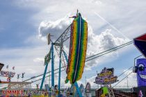 Nessy (Markmann) - Riesenschaukel auf der Kirmes - Hoch hinaus auf dem [e:12933::Kölner Frühlingsvolksfest 2023:]. • © ummet-eck.de - Schön