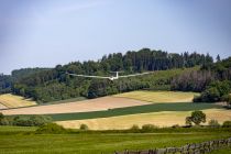 Anflug eines Segelflugzeugs auf den Flugplatz, der zwischen Neuenrade und Balve im Märkischen Kreis liegt. • © ummet-eck.de - Schön
