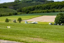 Für Besucher werden Rundflüge angeboten, zudem lädt das Flugplatz-Restaurant Ikarus zu einem Besuch ein. • © ummet-eck.de - Schön