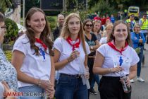 Antreten Osterbauernschaft Willertshagen (Samstag, 6.8.2022) - Von den Ehrendamen gab es noch Fahnenwasser für den langen Marsch. • © ummet-eck.de / christian schön