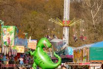 Osterkirmes Düsseldorf 2023 - Staufenplatz - Bilder - Ob der Dino auch mal den Fly Over ausprobieren möchte? • © ummet-eck.de - Schön