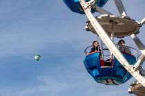 Riesenrad Ostseestern 1 (Gormanns) - Bilder 2023 - Mit Heißluftballon im Hintergrund. • © ummet-eck.de / kirmesecke.de