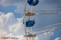 26 Gondeln hängen am Riesenrad.  • © ummet-eck.de - Schön