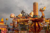 Der Hexentanz von Markmann und Söhne ist ein Fahrgeschäft, das wir auch wirklich immer gerne sehen. Ganz so spektakulär wie die Kulisse auf der Allerheiligenkirmes in Soest war es hier zwar nicht, aber das karussell hat nach wie vor ein tolles Design. • © ummet-eck.de