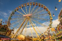 Direkt am Freitag Nachmittag, kurz nach der Eröffnung, haben wir die Palmkirmes in Recklinghausen besucht. Es war eigentlich ein recht regnerischer Tag mit spannendem Wetter, aber das Riesenrad Roue Parisienne war im späteren Verlauf unseres Besuch noch wunderschön in die herrliche Abendsonne getaucht. • © ummet-eck.de