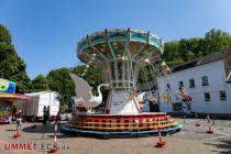 Pfingstkirmes 2023 - Bergisch Gladbach - Kettenkarussell - Gegenüber der charmante Schwanenflieger von Rosenzweig. • © ummet-eck.de - Schön