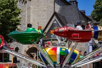 Pfingstkirmes 2023 - Bergisch Gladbach - Bilder - Kinderflieger vor der St. Laurentius-Kirche. • © ummet-eck.de - Christian Schön