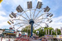 Kurz nach der ersten Öffnung der Kirmes waren wir auch direkt mal vor Ort, um ein paar Bilder zu schießen. Größtes Fahrgeschäft und zentral in der Mitte steht der Aviator vom Schausteller Fischer. • © ummet-eck.de / christian schön