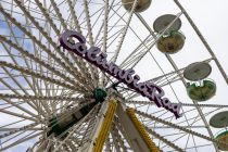 Echte Neonbeschriftung - Und nix mit neumodischem LED-Panel an der Achse vom Riesenrad: Hier leuchtet noch gutes, altes Neon. • © ummet-eck.de / christian schön