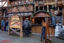 Humpenbude und Heisser Baldur im Phantasialand - In Klugheim-Dorf gibt es einige Snack-Möglichkeiten, darunter Flammkuchen oder Crepes.  • © ummeteck.de - Silke Schön