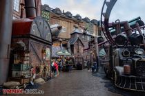 F.L.Y. Achterbahn Phantasialand - Am Kohleschipper gibt es eine Stärkung. Überall in Rookburgh siehst Du die Gleise der Achterbahn F.L.Y. • © ummeteck.de - Silke Schön