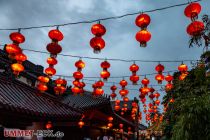 Die roten Lampions befinden zwischen der Achterbahn Colorado Adventure und China Town, am China Snack. • © ummeteck.de - Silke Schön