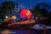 Wintertraum 2022 - Phantasialand - Brühl - Noch eine überdimensionale Weihnachtskugel in Wuze Town, neben dem Stand mit dem Flammlachs, den gibt es natürlich nur beim Wintertraum. • © ummeteck.de - Silke Schön