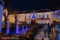 Wintertraum 2022 - Phantasialand - Brühl - Der Kaiserplatz ist das Zentrum des Wintertraumes im Phantasialand. • © ummeteck.de - Silke Schön