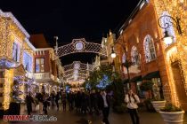 Alt-Berlin Wintertraum Phantasialand - Ein Blick in die festlich beleuchtete Hauptstraße in Alt-Berlin. • © ummeteck.de - Silke Schön