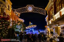 Hauptstraße Phantasialand Alt-Berlin - Vom Pferdekarusell aus sieht der Wellenflug am Kaiserplatz so aus.  • © ummeteck.de - Silke Schön