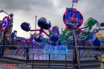 Polyp (Stummer) - Kirmes-Fahrgeschäft - Bilder - Du drehst dich sowohl in der Gondel selbst, der Arm der "Krake" dreht sich und der Polyp an sich auch noch einmal. Ach ja, die Höhe verändert sich natürlich auch ständig. :-)  • © ummeteck.de - Schön